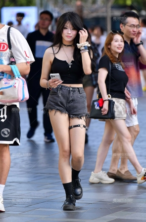 &爱心牛仔热裤美女