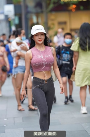 露腰T恤搭配紧身牛仔裤,秀出柔美细腰,走在街上回头率很高