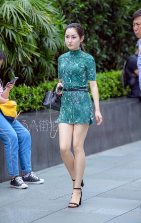 绿色短裙气质美女-13P
