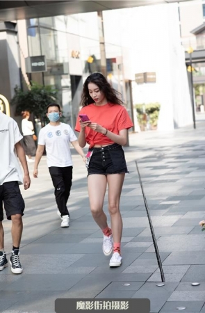 一件桔红色短袖配短裤,时尚又有女人味
