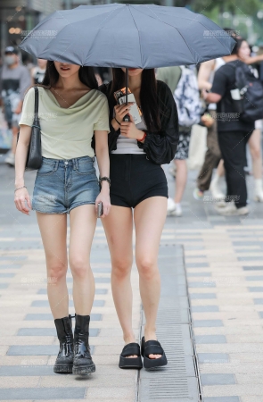 上楼梯的热裤小妹