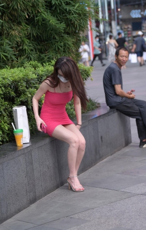 抹胸嫣红包臀裙小姐姐