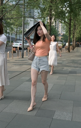 丰满热裤高跟鞋美女