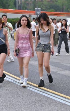 热裤小姐姐