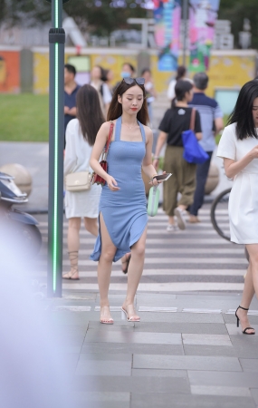 小姐姐走路一扭一扭太好看了
