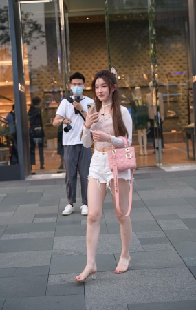 热裤美女