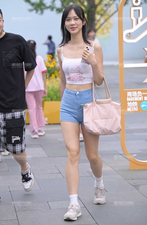爱笑热裤小妹