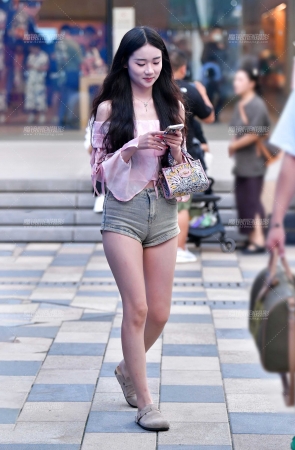&白皙牛仔热裤美女